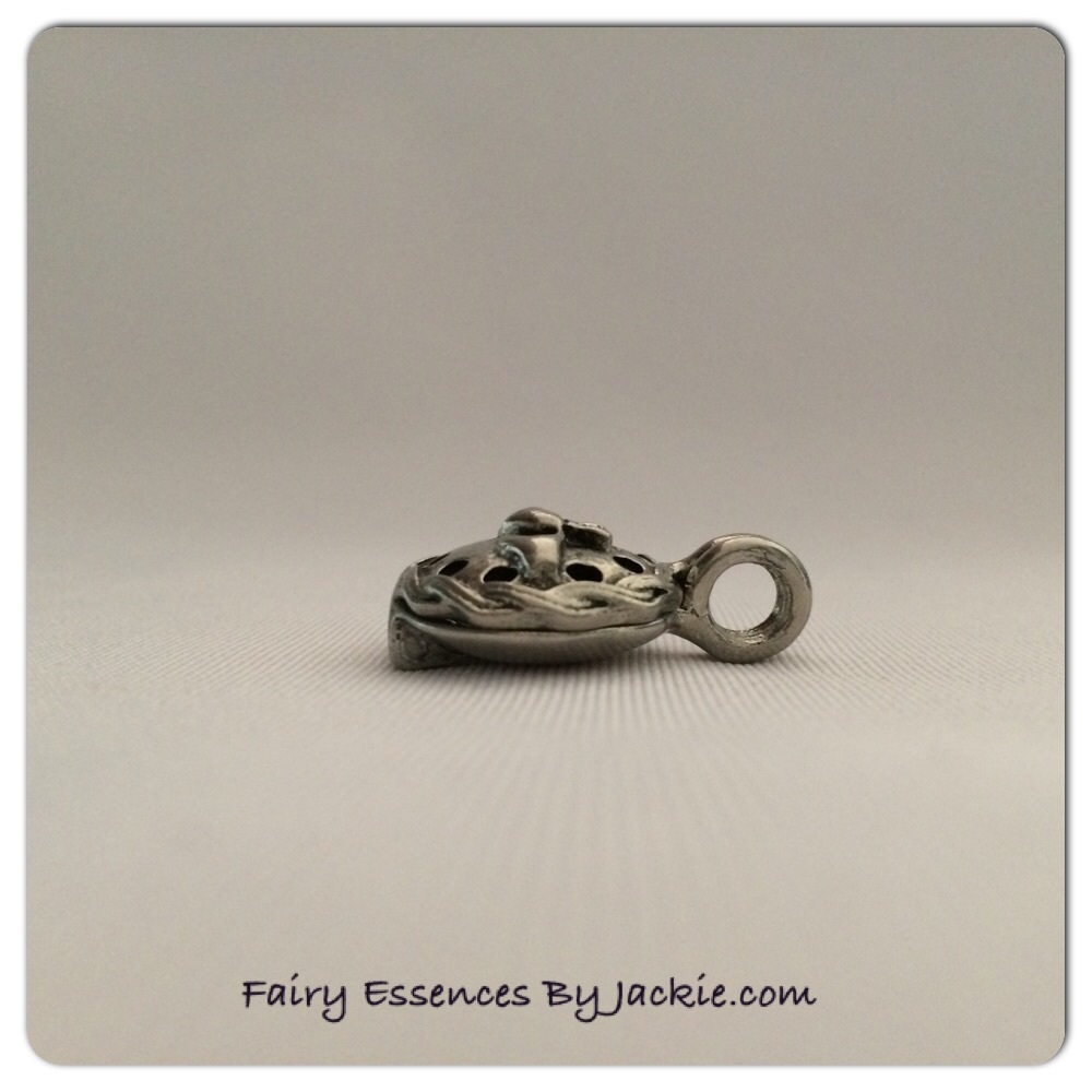 Claddagh Diffuser Necklace - Picture 3 of 4